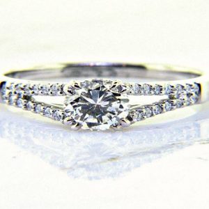 Ladies 18K Round Brilliant Diamond Enagagement Ring