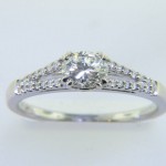 Ladies 18K Round Brilliant Diamond Enagagement Ring