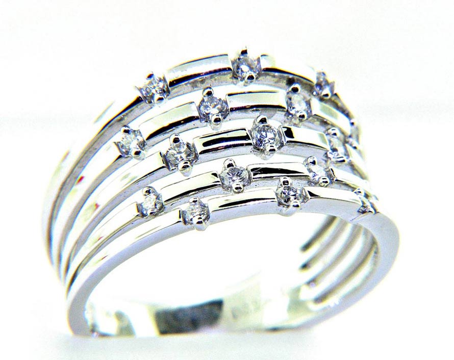 Ladies 18k Princess Cut Diamond Engagement Ring